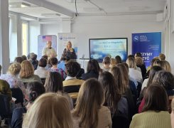 Krytyczne czytanie w klasie – wizyta z USA